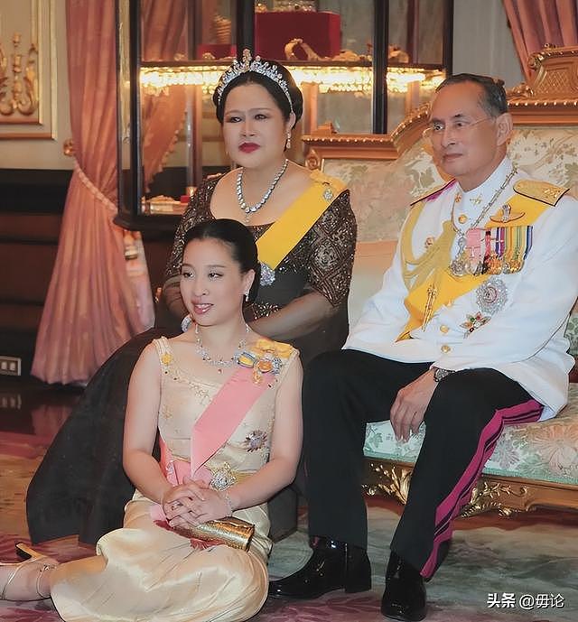 泰国长公主离世,死因曝光太心疼,73岁泰王长跪灵前不起,哭肿双眼(组图) - 4