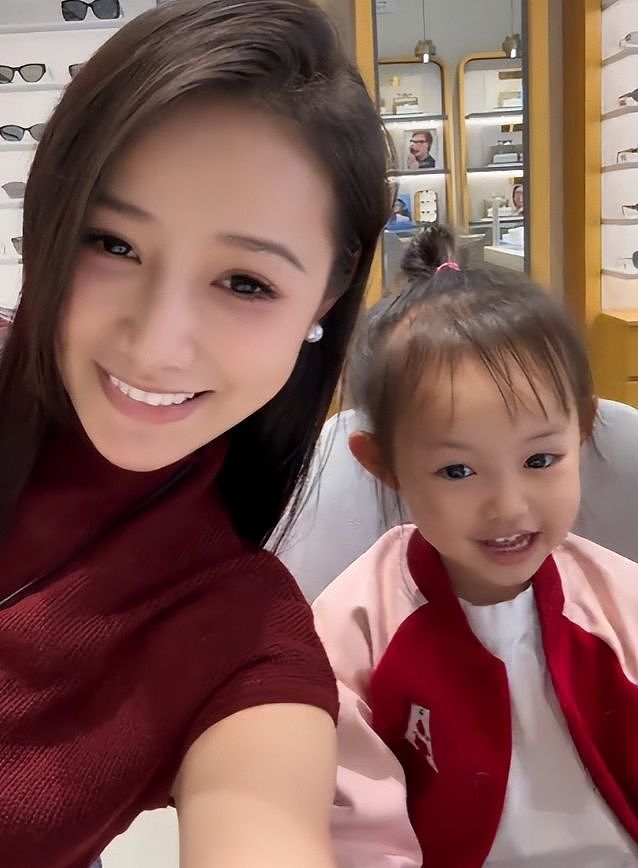 知名网红“表妹李KK”破产!未婚生女后掉粉上百万,转行去卖小吃 - 12