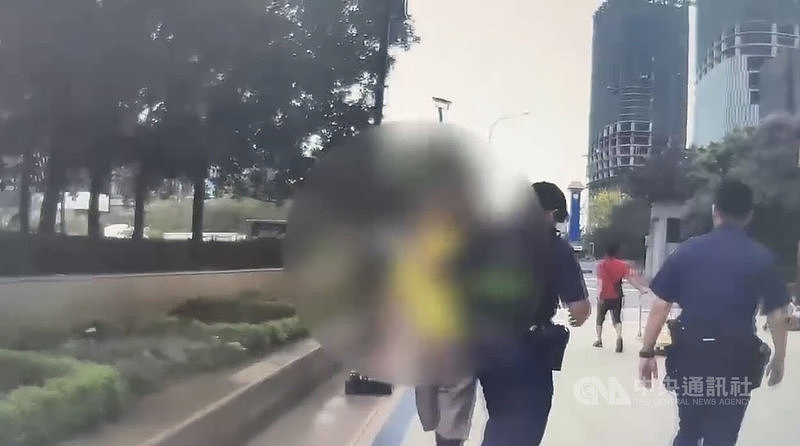 北车K7出口持锯伤人，街友疑争风吃醋动手遭法办（图） - 1