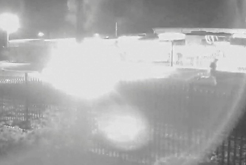 珀斯南部车辆遭人纵火,嫌犯逃跑画面曝光,警方悬赏2.5万缉凶(GIF/组图) - 2