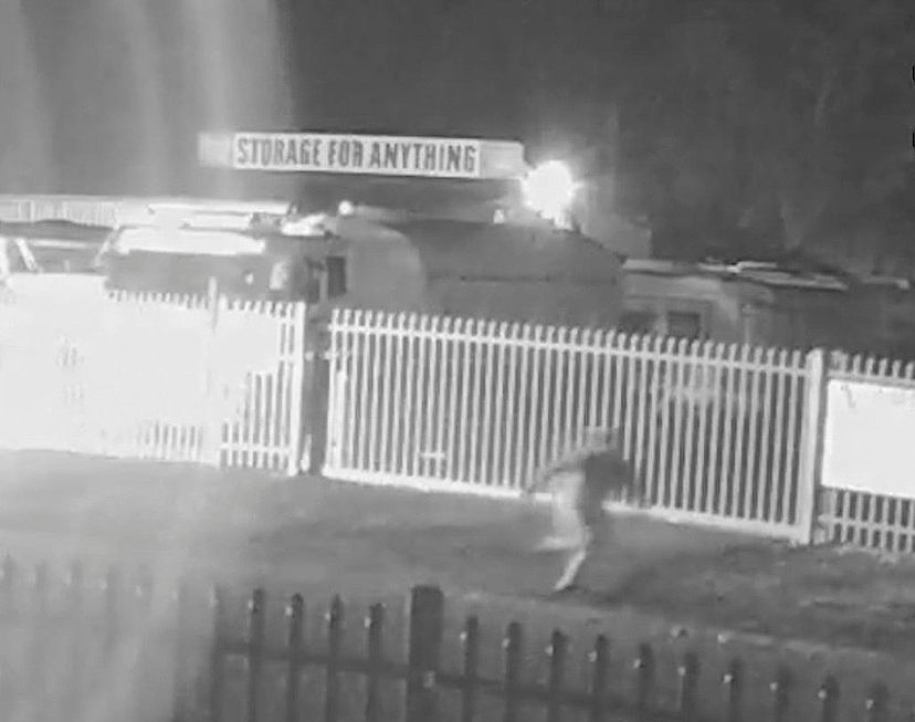 珀斯南部车辆遭人纵火,嫌犯逃跑画面曝光,警方悬赏2.5万缉凶(GIF/组图) - 3