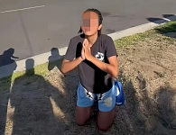 华人圈炸了！曾被官媒热捧的“未来之妞”赴美留学，转头在美国下跪求饶……