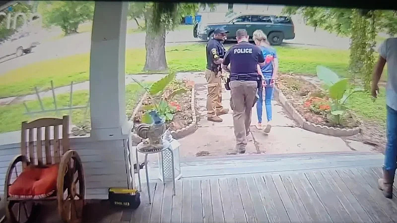 德州妈妈网上吐槽自来水，警方竟上门把她铐进监狱 - 3
