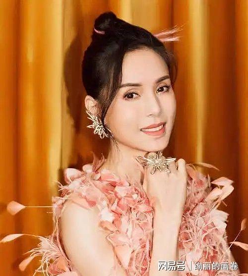 60岁女子被白睡十年倒贴巨资，不婚不育下场凄凉 - 31