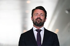 自由党资深参议员宣布将退出政坛：为陪伴儿子成长，坦言深感愧疚（组图）