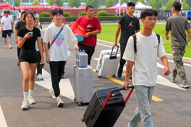 大学生彻底破防:刚考上的大学变成了衡水,大学高中化正席卷中国(组图) - 1