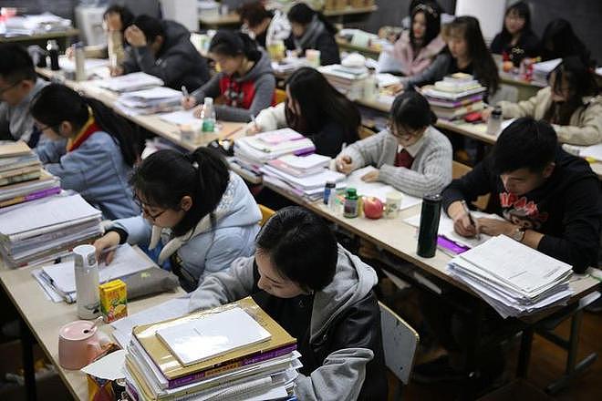 大学生彻底破防:刚考上的大学变成了衡水,大学高中化正席卷中国(组图) - 3