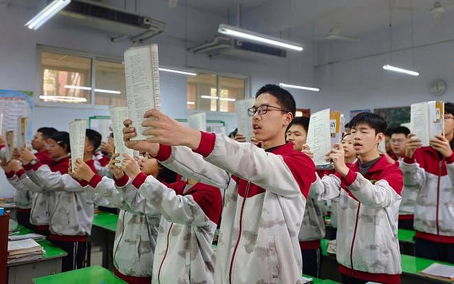 大学生彻底破防:刚考上的大学变成了衡水,大学高中化正席卷中国(组图) - 4