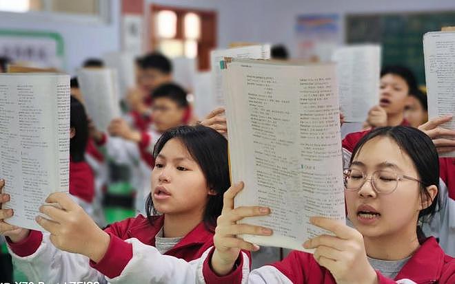 大学生彻底破防:刚考上的大学变成了衡水,大学高中化正席卷中国(组图) - 5