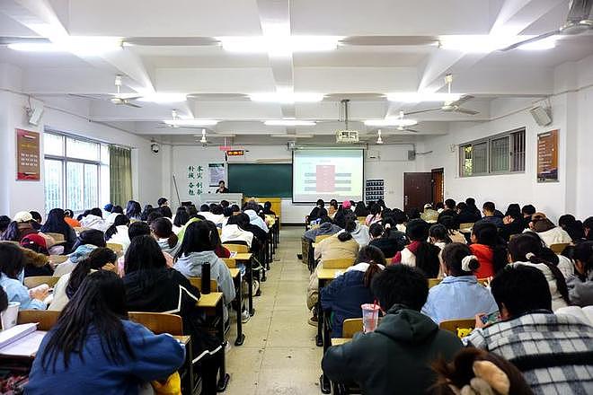 大学生彻底破防:刚考上的大学变成了衡水,大学高中化正席卷中国(组图) - 10