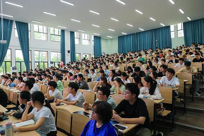 大学生彻底破防:刚考上的大学变成了衡水,大学高中化正席卷中国(组图) - 11