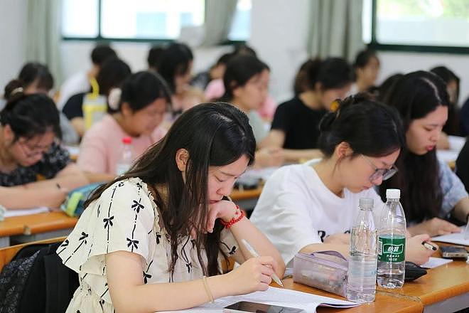 大学生彻底破防:刚考上的大学变成了衡水,大学高中化正席卷中国(组图) - 12
