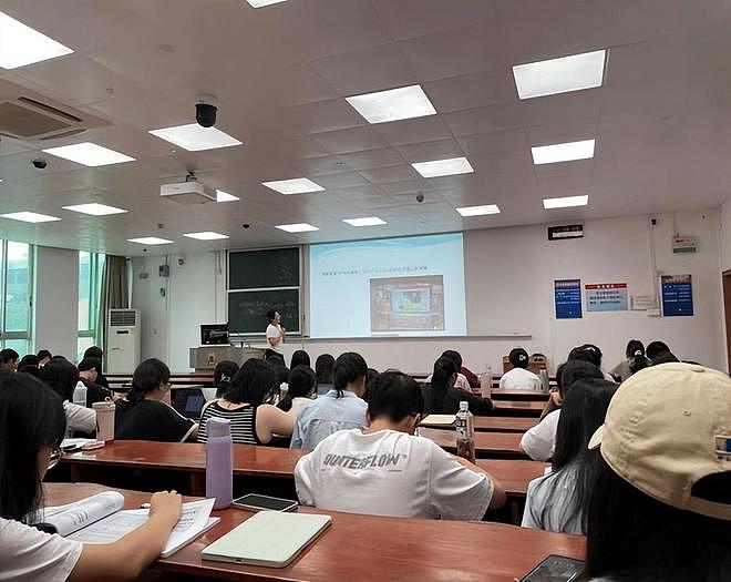 大学生彻底破防:刚考上的大学变成了衡水,大学高中化正席卷中国(组图) - 13