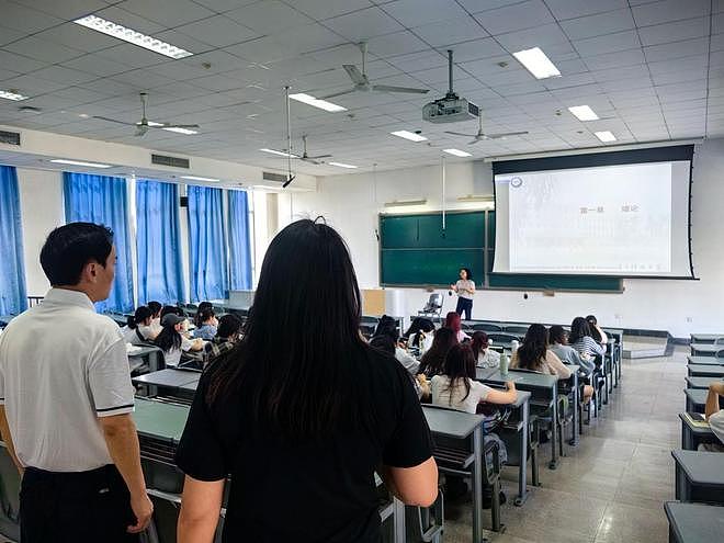 大学生彻底破防:刚考上的大学变成了衡水,大学高中化正席卷中国(组图) - 16