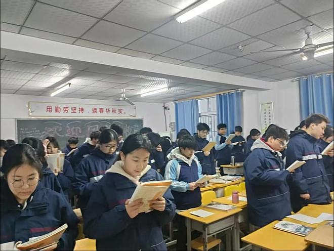 大学生彻底破防:刚考上的大学变成了衡水,大学高中化正席卷中国(组图) - 20