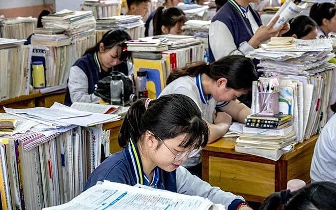 大学生彻底破防:刚考上的大学变成了衡水,大学高中化正席卷中国(组图) - 21
