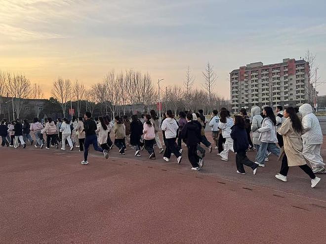 大学生彻底破防:刚考上的大学变成了衡水,大学高中化正席卷中国(组图) - 22