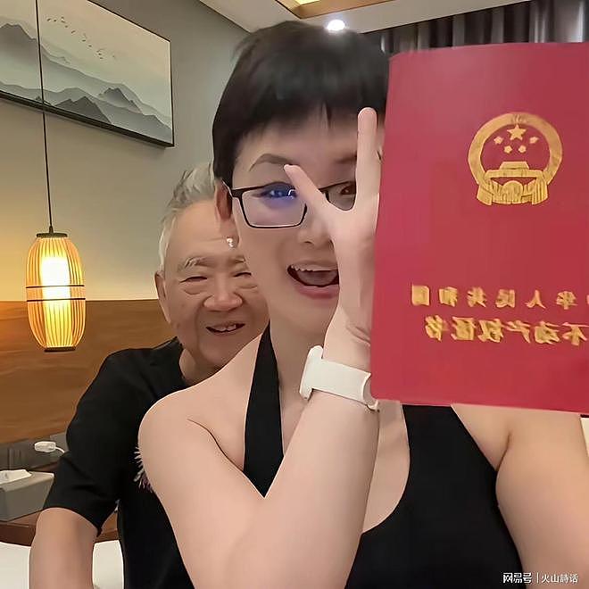 80岁知名书画家与小38岁女伴,晒150平米豪宅房产证引热议(组图) - 1