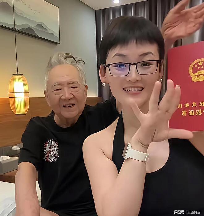 80岁知名书画家与小38岁女伴,晒150平米豪宅房产证引热议(组图) - 4