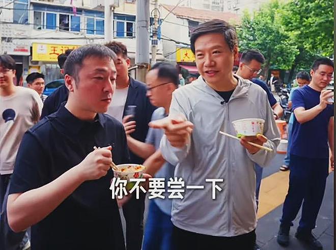 雷军武汉街边吃面翻车:亲民吐槽成作秀,全网恶搞嘲讽声不断(组图) - 1