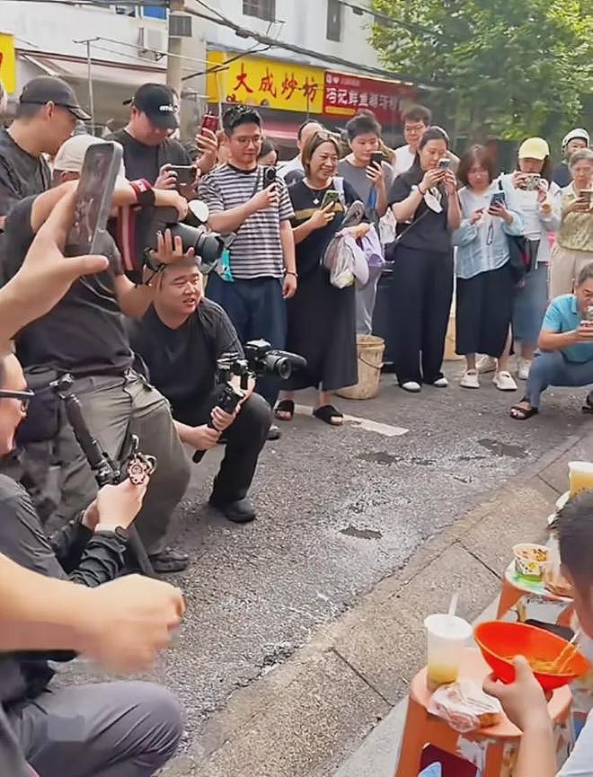 雷军武汉街边吃面翻车:亲民吐槽成作秀,全网恶搞嘲讽声不断(组图) - 4