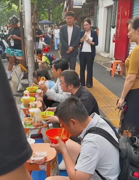 雷军武汉街边吃面翻车:亲民吐槽成作秀,全网恶搞嘲讽声不断(组图) - 6