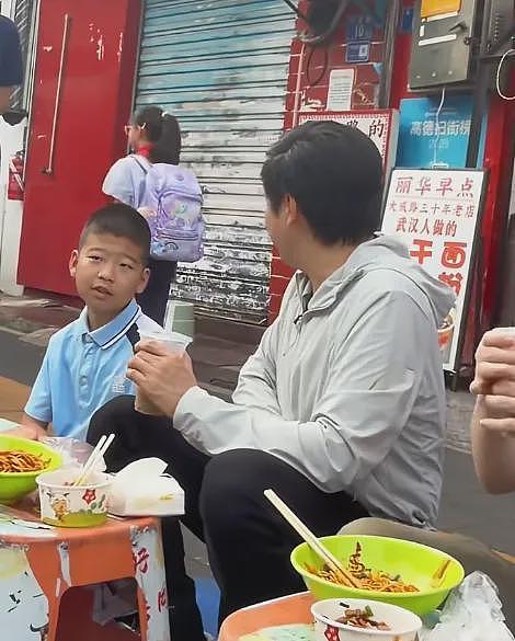 雷军武汉街边吃面翻车:亲民吐槽成作秀,全网恶搞嘲讽声不断(组图) - 8
