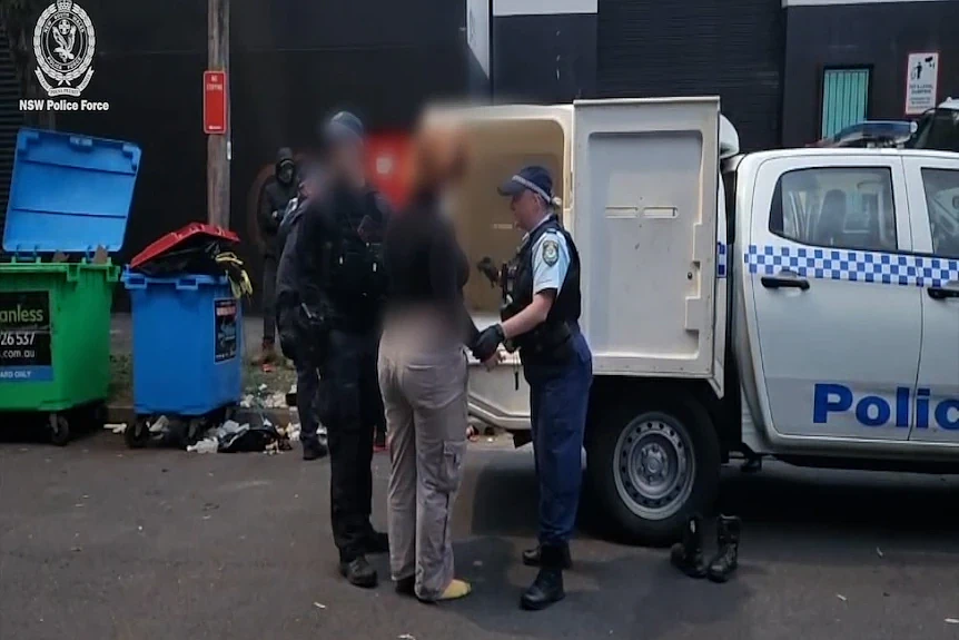 悉尼Waterloo公屋拆迁发生冲突:警方强行清场并逮捕一名女抗议者(组图) - 2