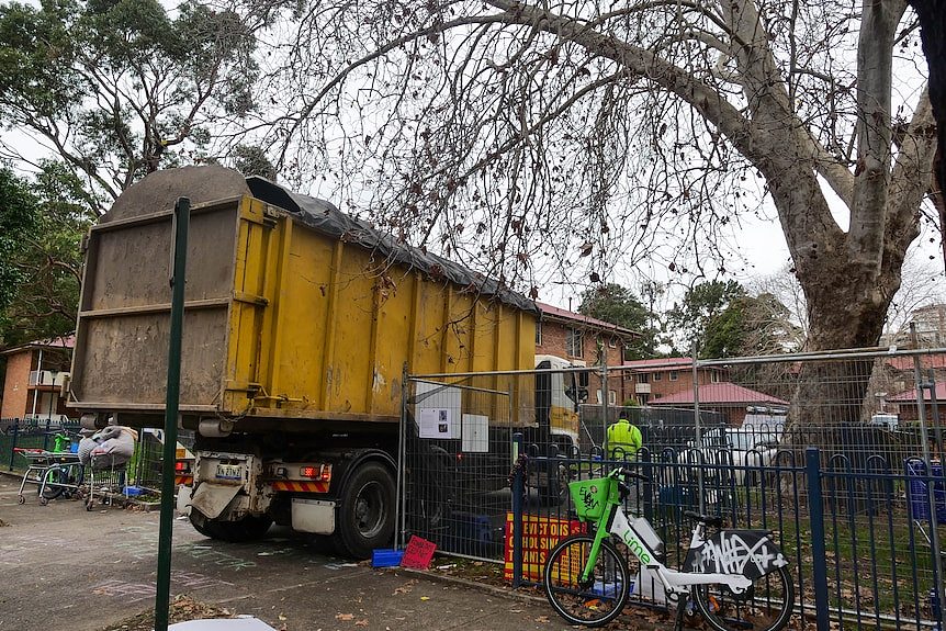 悉尼Waterloo公屋拆迁发生冲突:警方强行清场并逮捕一名女抗议者(组图) - 5