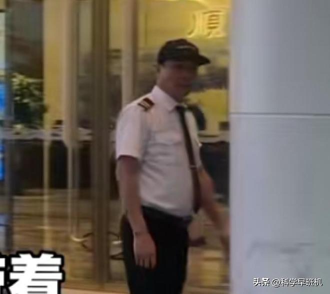 宝妈带娃避雨被保安撵：本地人爆料，不是第一次，商家生意恐要黄（组图） - 1