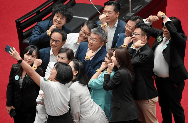 “没想过他们这么有钱”：台湾民间网站揭露多名立委、议员持股上亿元（组图） - 6
