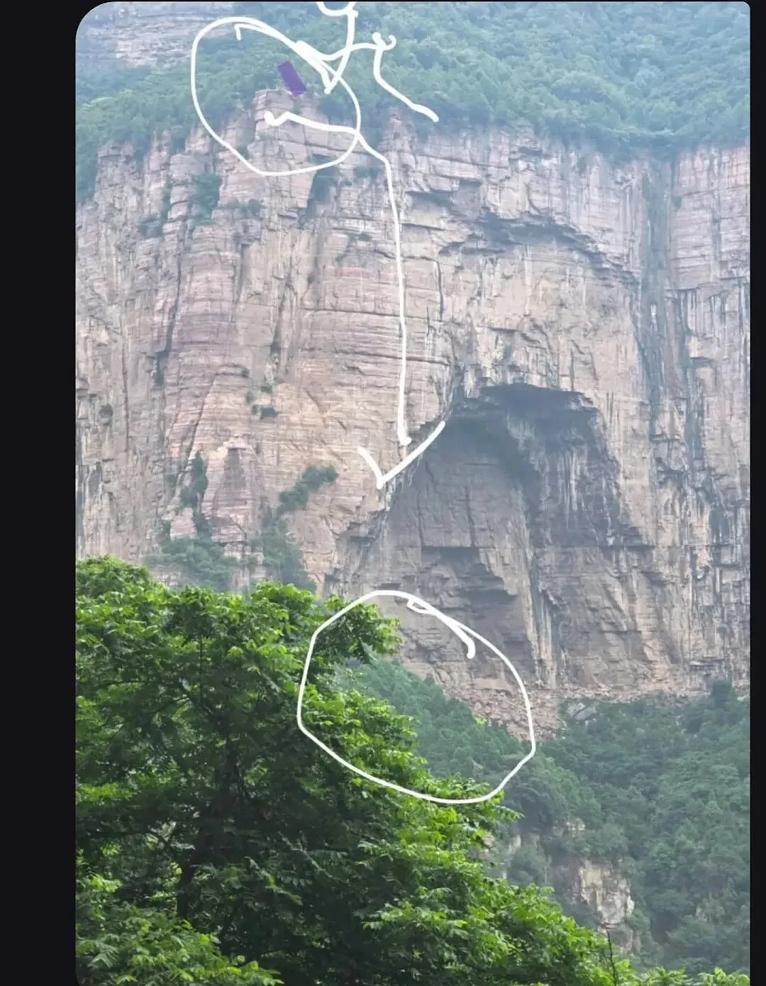 驴友在老龙口瀑布观景台失足坠落百米悬崖(组图) - 2