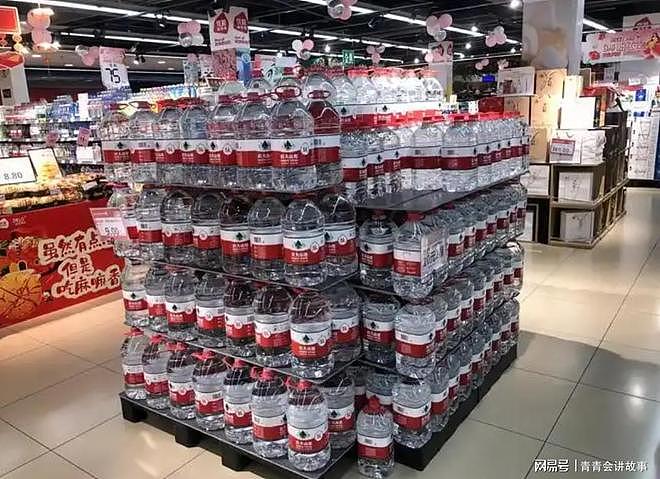 女子半月逛30次超市买大量桶装水,店长决定报警,警方破门后震惊(组图) - 1