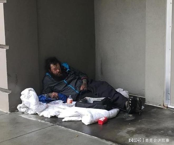 女子半月逛30次超市买大量桶装水,店长决定报警,警方破门后震惊(组图) - 2