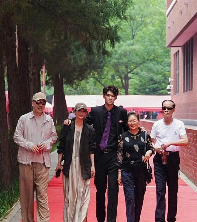 陈建斌儿子高中毕业!1米96学霸儿子对蒋勤勤的美貌0继承(组图) - 1