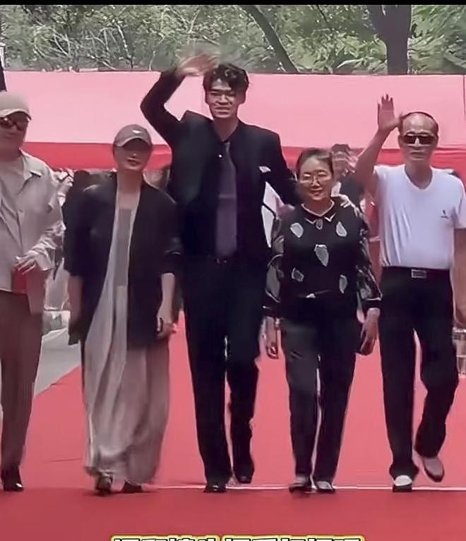 陈建斌儿子高中毕业!1米96学霸儿子对蒋勤勤的美貌0继承(组图) - 4