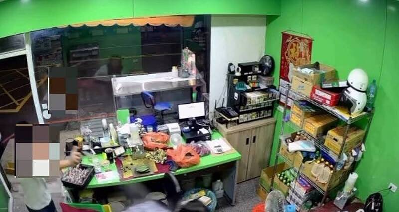 13岁少年凌晨闯槟榔摊,持辣椒水喷店员抢得2200元(组图) - 1