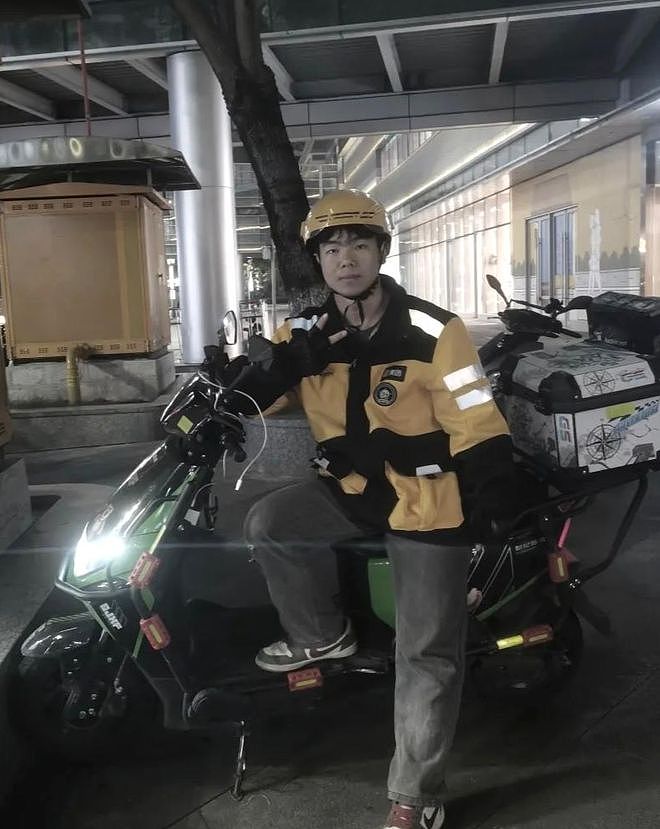 20岁外卖小哥勇救落水父子牺牲,生前心愿为父买车令人泪目(组图) - 1