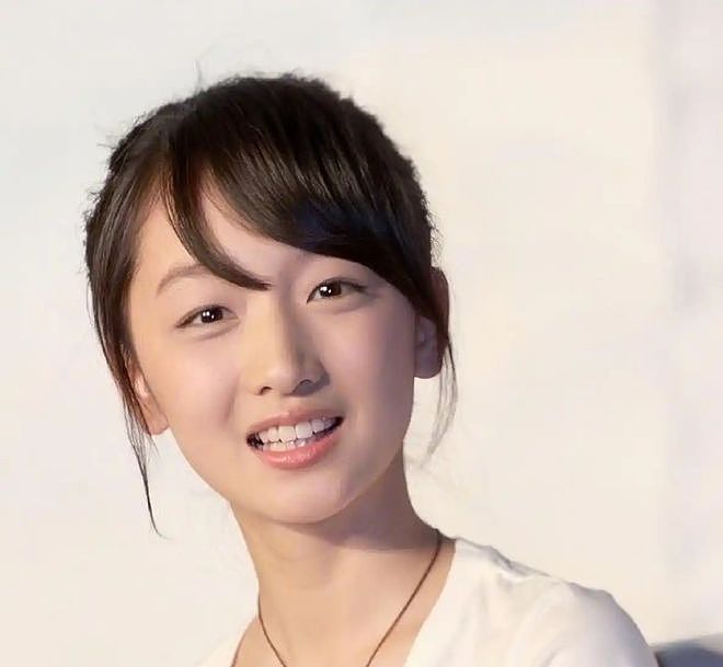 周冬雨全程念稿,导演竟说“没要求背词”?这澄清比不背词更离谱(组图) - 1