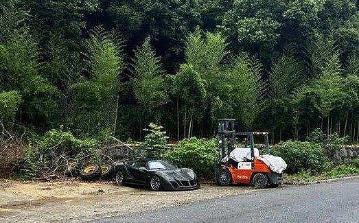 杭州深山废弃莲花跑车引打卡狂潮,车主系90后AI老板(组图) - 1