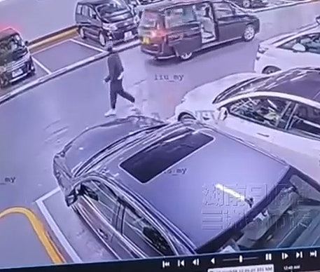 香港机场黄金大劫案细节曝光!男子遭刀匪威胁,被抢700万金条,手脚被砍伤(组图) - 5