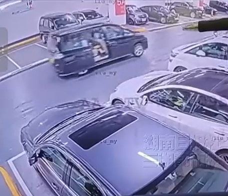 香港机场黄金大劫案细节曝光!男子遭刀匪威胁,被抢700万金条,手脚被砍伤(组图) - 6