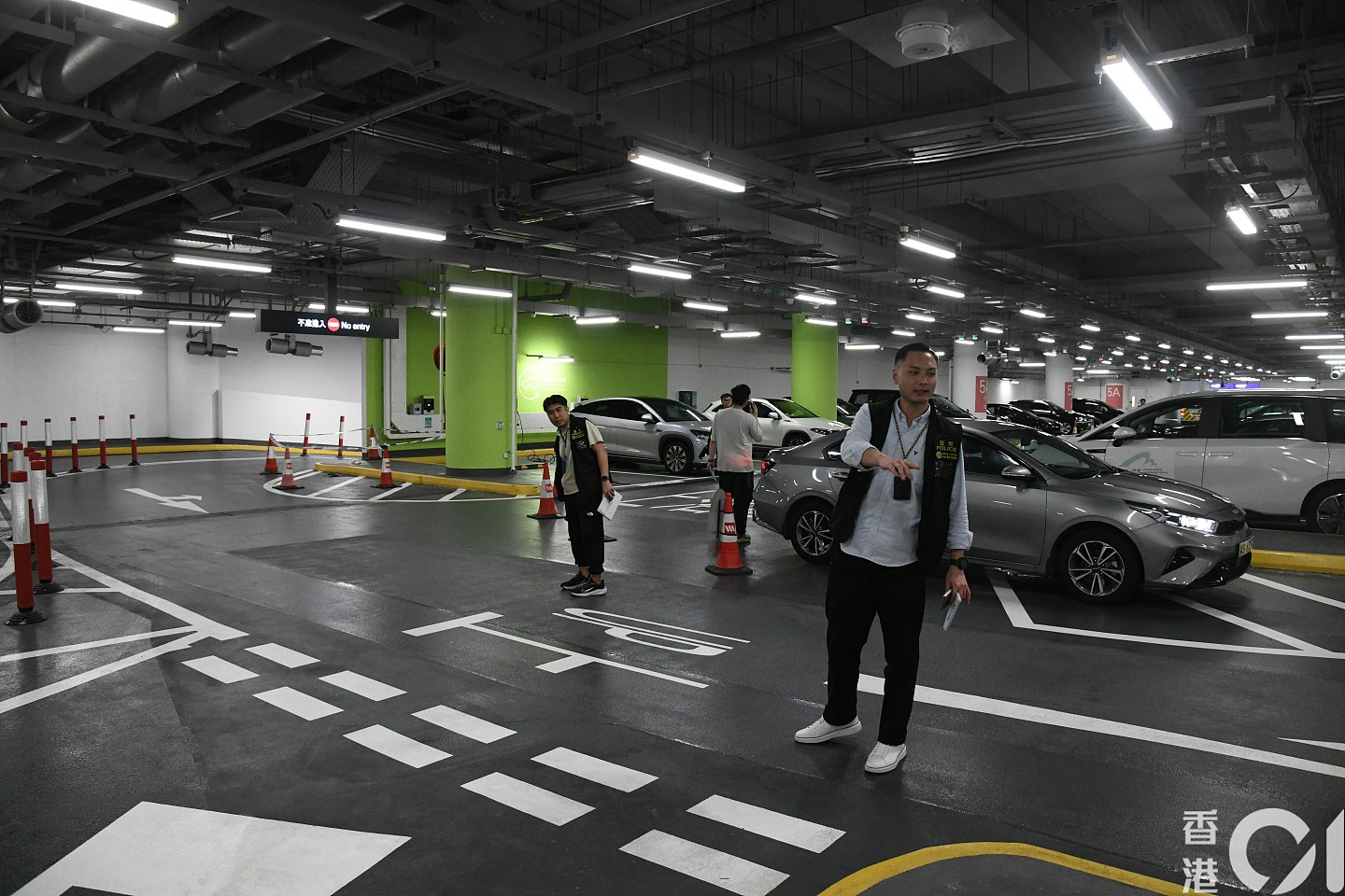 香港机场黄金大劫案细节曝光!男子遭刀匪威胁,被抢700万金条,手脚被砍伤(组图) - 10