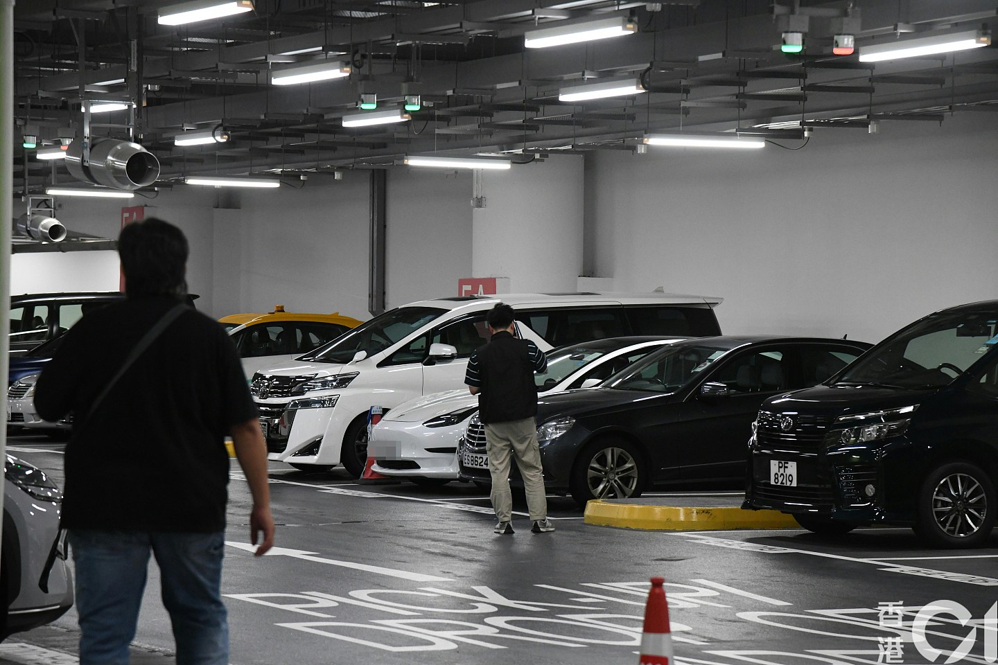 香港机场黄金大劫案细节曝光！男子遭刀匪威胁，被抢700万金条，手脚被砍伤（组图） - 11