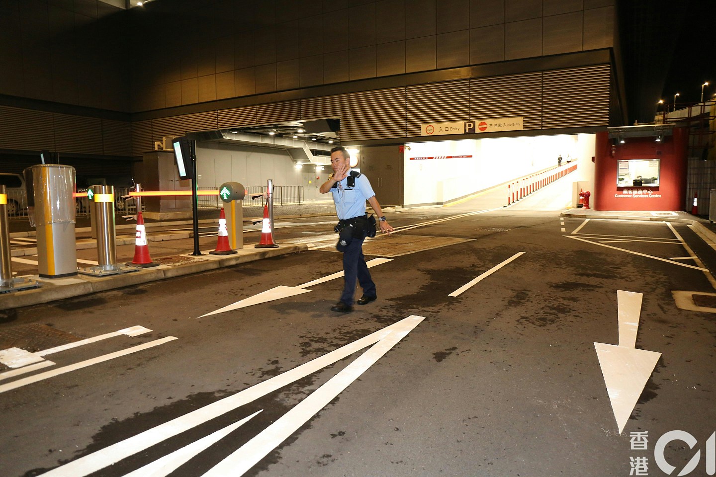 香港机场黄金大劫案细节曝光！男子遭刀匪威胁，被抢700万金条，手脚被砍伤（组图） - 13