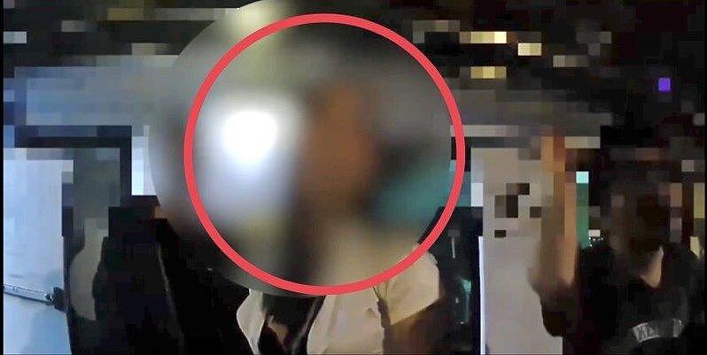 1女战8男...女成人主播办感谢祭,露点任揉遭法办 - 1