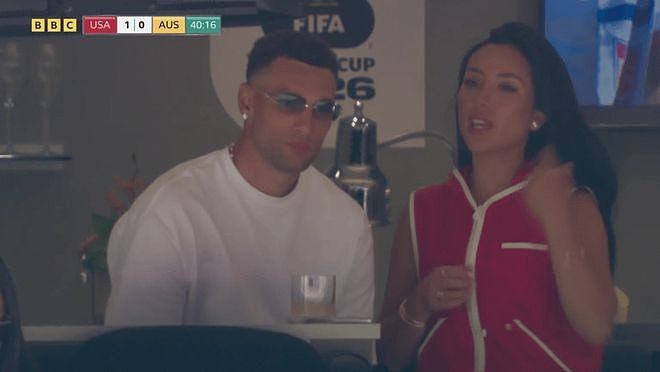 拉文和妻子观战世界杯美国2-0澳大利亚!娇妻颜值引现场球迷欢呼 - 1