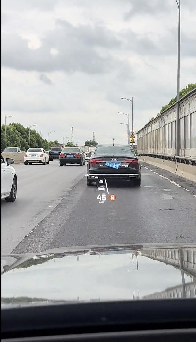 长沙街头一奥迪车悬挂套牌“润A88888”，当地交警：已传唤当事司机 - 2
