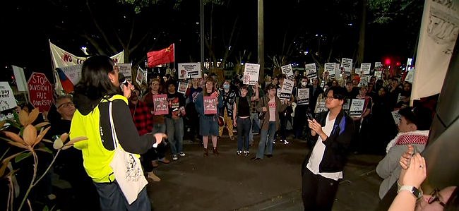 慈善晚宴遭抗议者包围，韩森惊呼“生命受威胁”！防暴警察火速出动 - 3