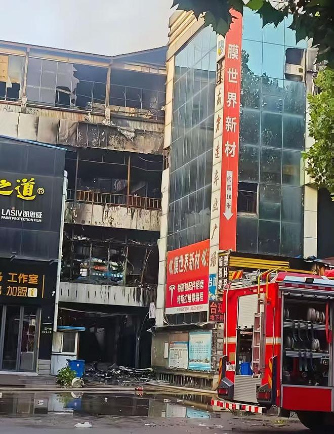 深夜突发火情!郑州车业广场起火,伤亡惨痛引全网热议 - 2